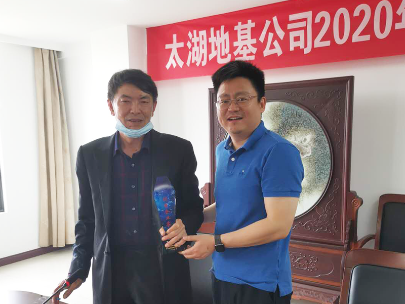 政府領(lǐng)導(dǎo)蒞臨公司會(huì)議并代表市、鎮(zhèn)二級(jí)頒獎(jiǎng)