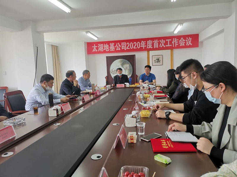 政府領(lǐng)導(dǎo)蒞臨公司會(huì)議并代表市、鎮(zhèn)二級(jí)頒獎(jiǎng)